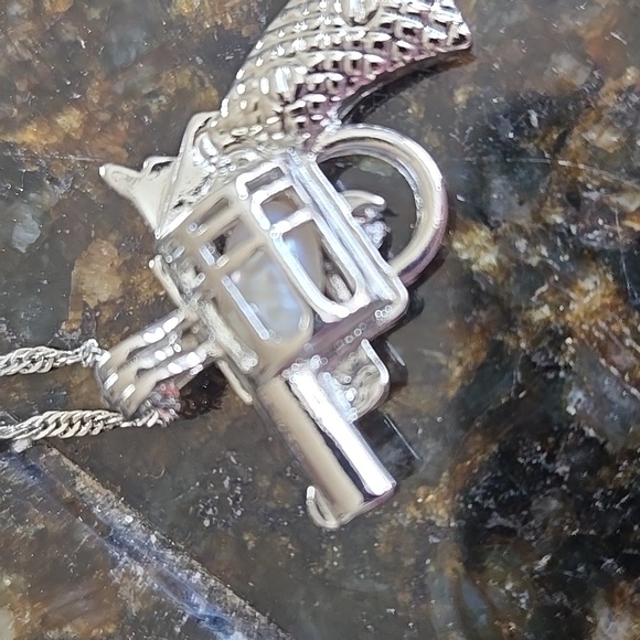 A necklace that has a pendant with a freshwater pearl in it - Picture 2 of 3